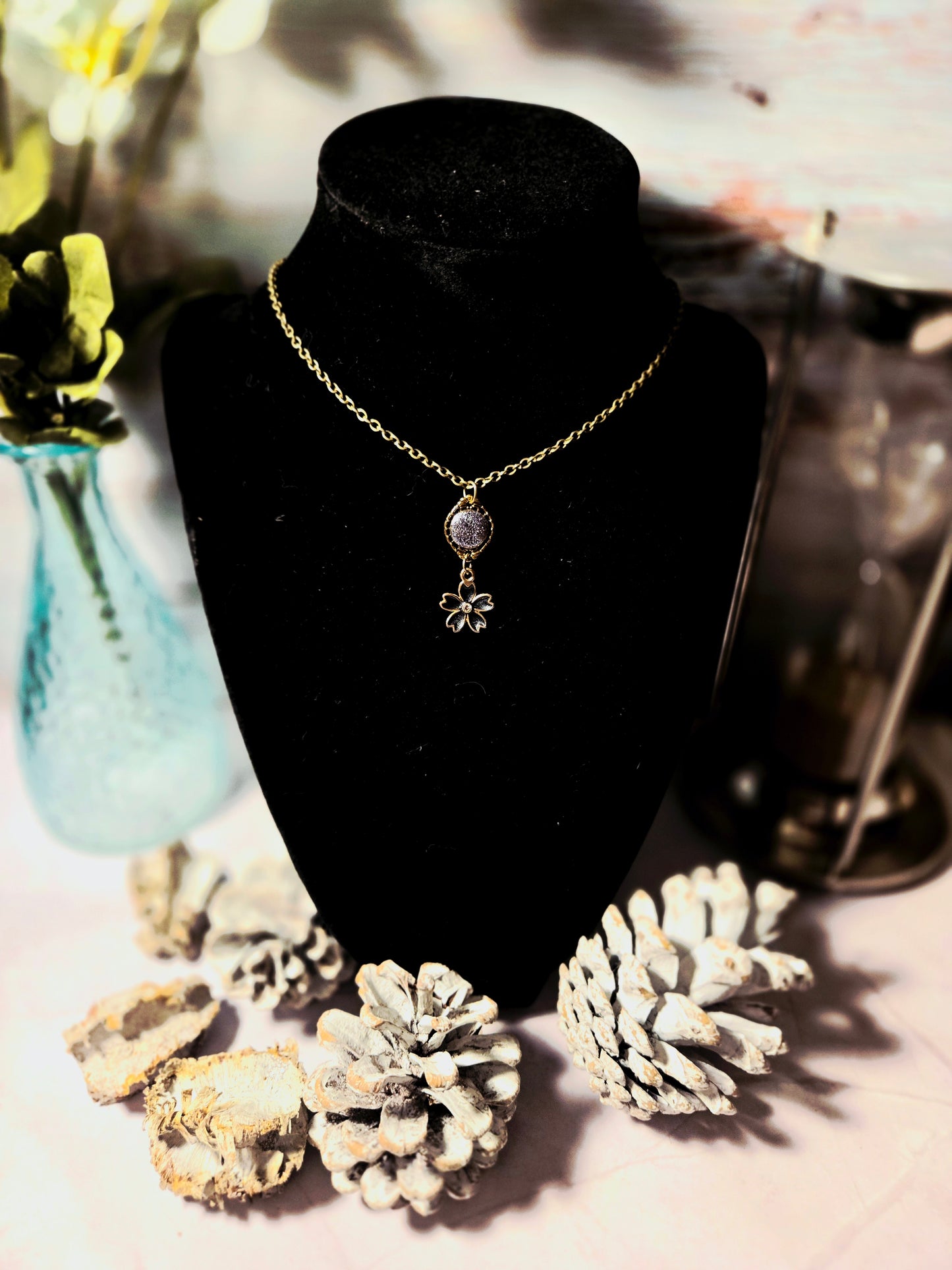 Boho Flower Necklace – Antique Bronze Chain with Glitter Stone and Enamel Flower