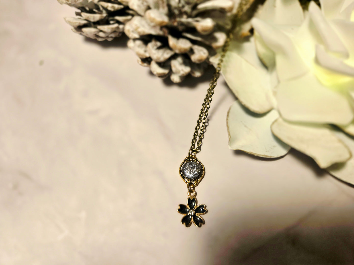 Boho Flower Necklace – Antique Bronze Chain with Glitter Stone and Enamel Flower