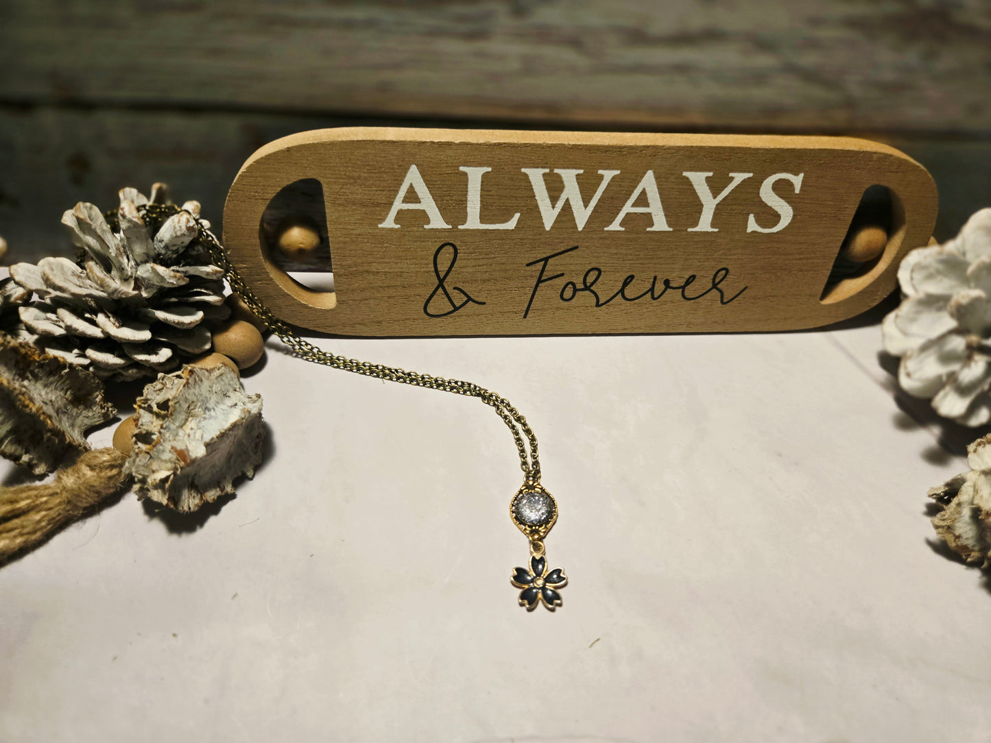 Boho Flower Necklace – Antique Bronze Chain with Glitter Stone and Enamel Flower
