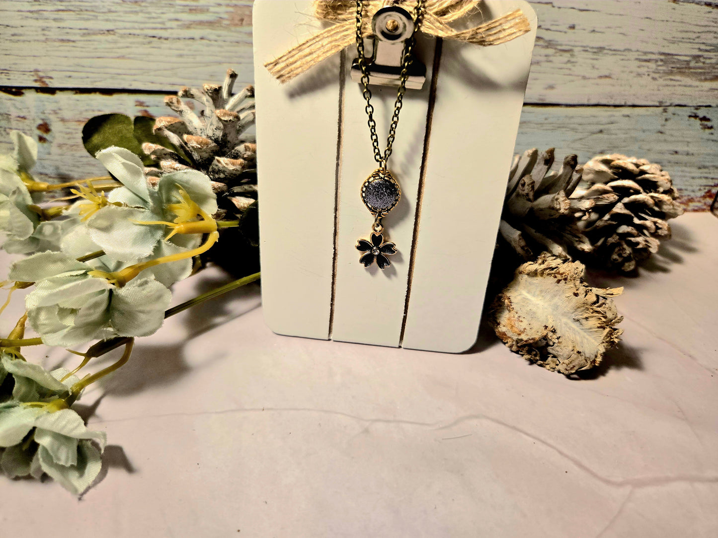 Boho Flower Necklace – Antique Bronze Chain with Glitter Stone and Enamel Flower