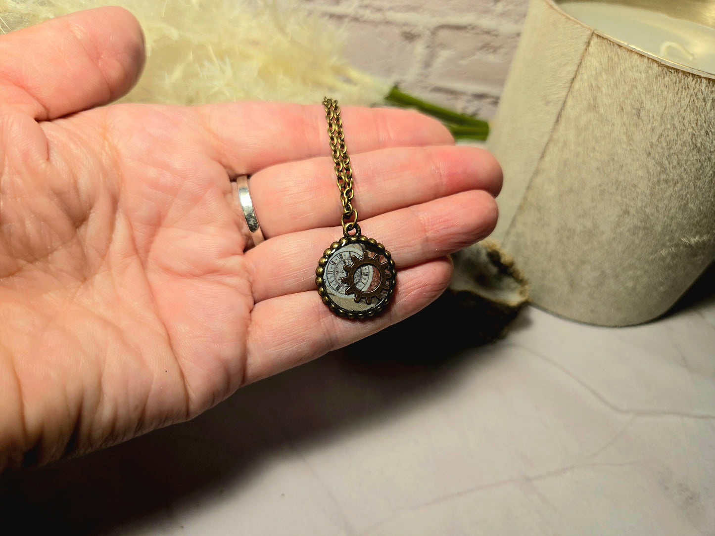 Steampunk Gear Pendant Necklace – Vintage Brass Chain with Clockwork Design – Industrial Style