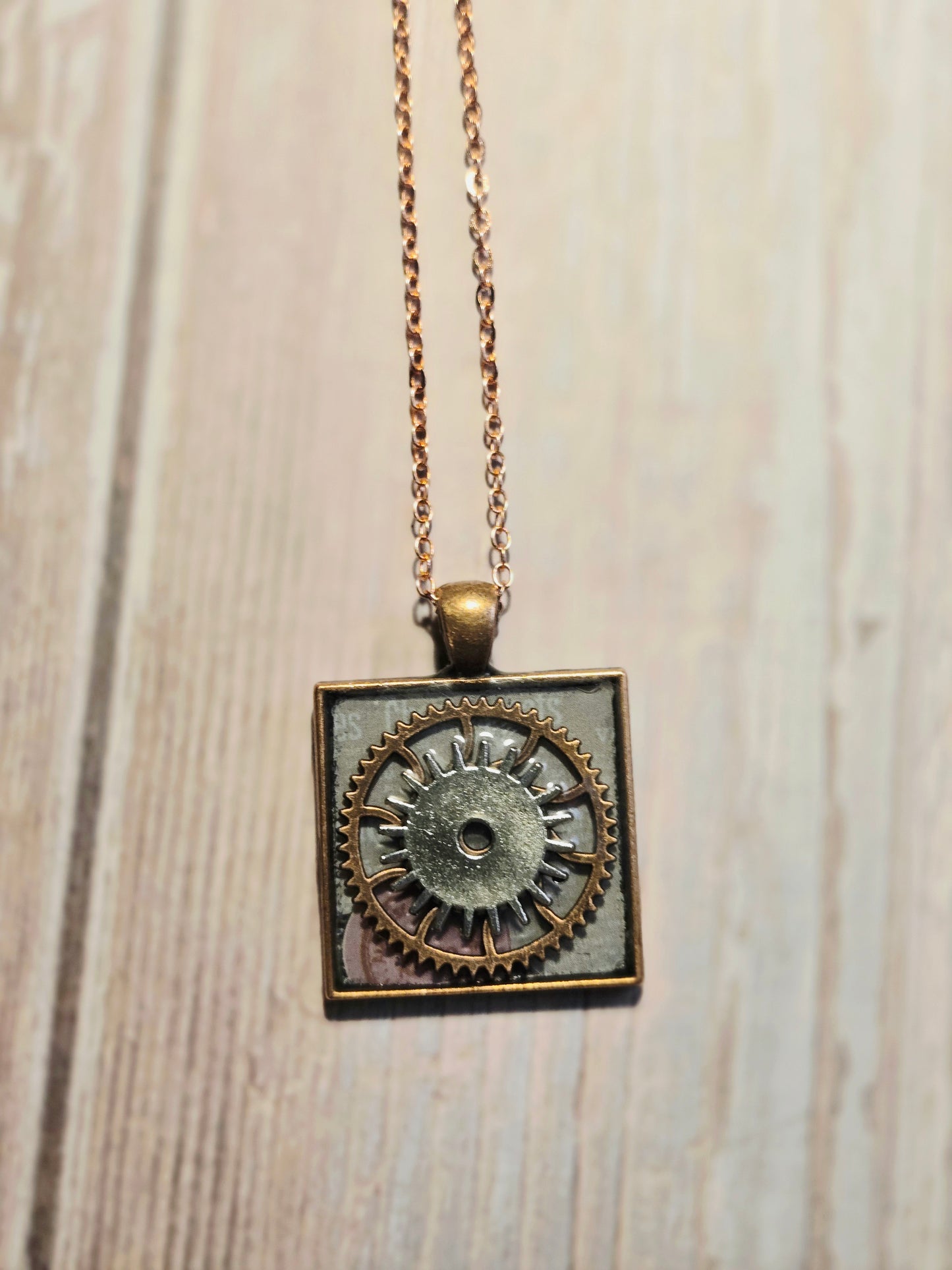Steampunk Gear Pendant Necklace – Clockwork Elegance in Motion