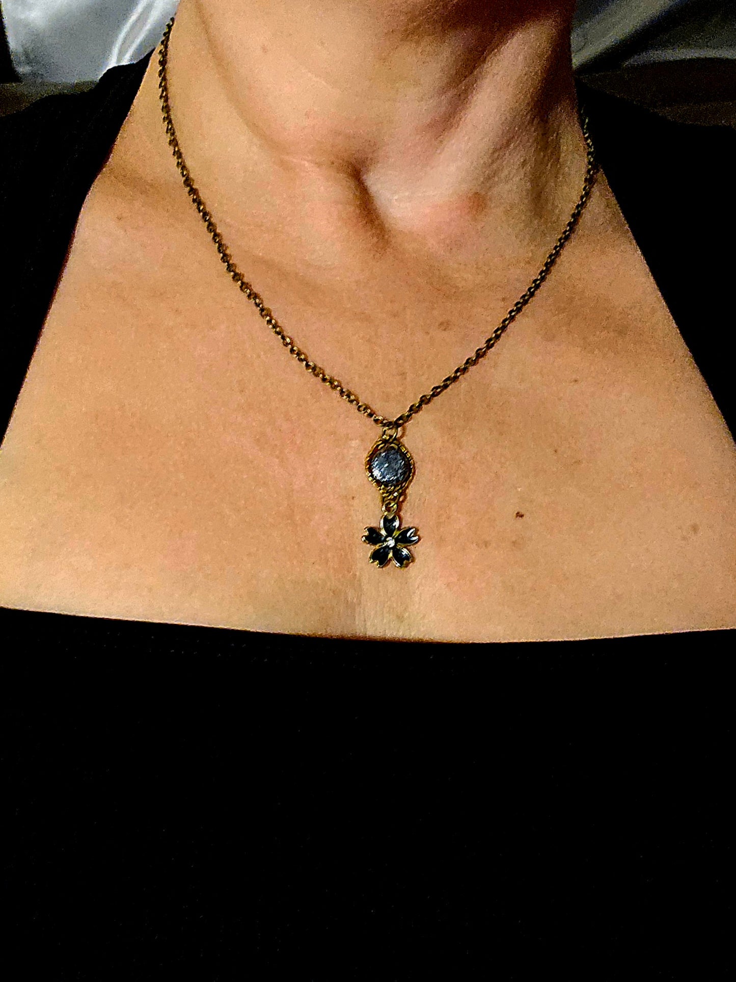 Boho Flower Necklace – Antique Bronze Chain with Glitter Stone and Enamel Flower