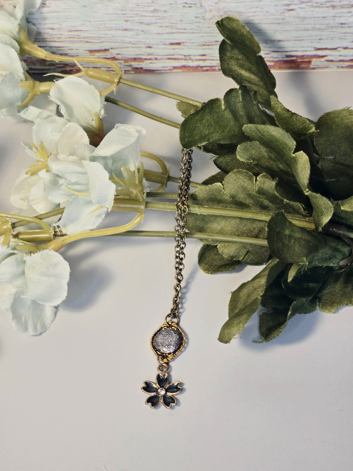 Boho Flower Necklace – Antique Bronze Chain with Glitter Stone and Enamel Flower