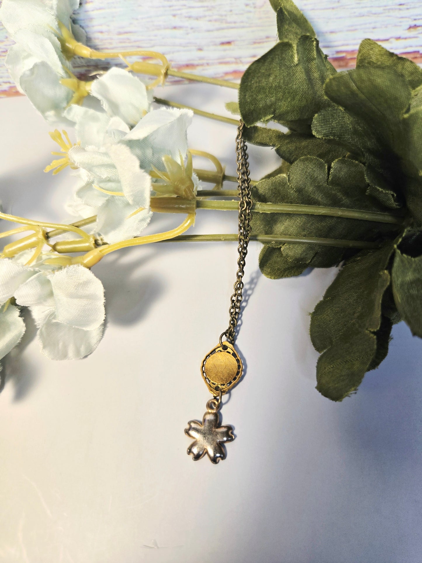 Boho Flower Necklace – Antique Bronze Chain with Glitter Stone and Enamel Flower