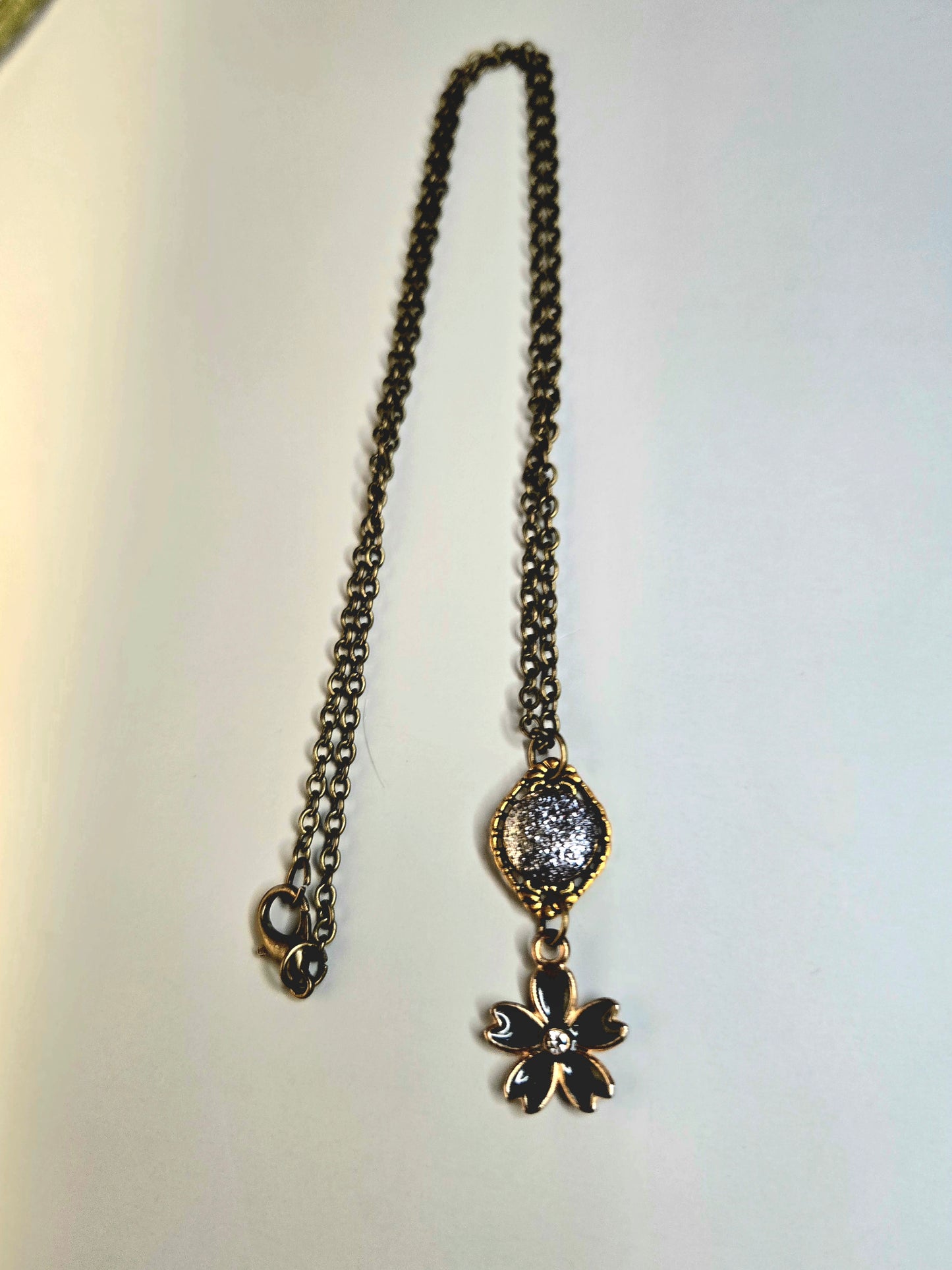 Boho Flower Necklace – Antique Bronze Chain with Glitter Stone and Enamel Flower