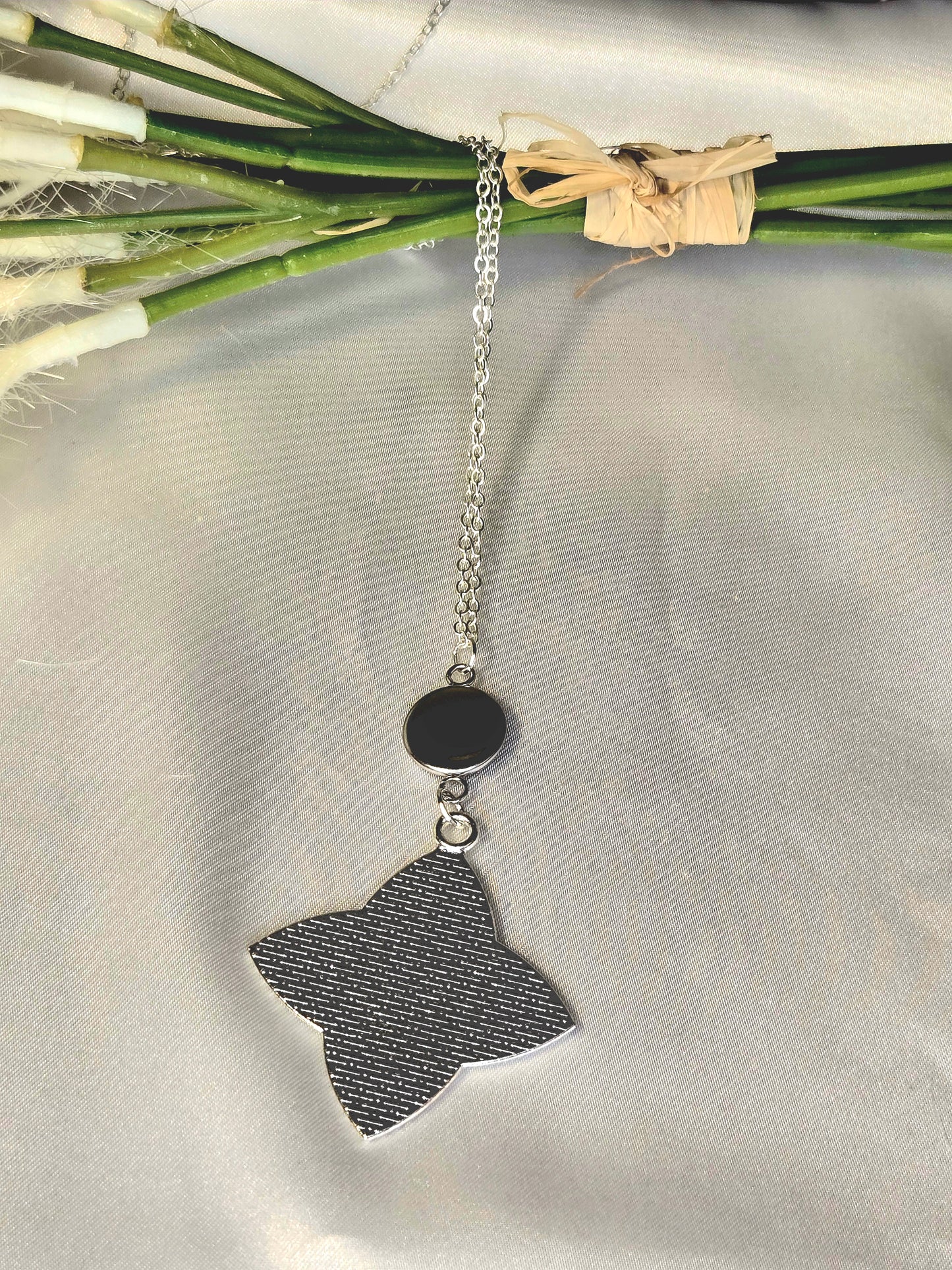 Glitter Resin Pendant Necklace – Silver Filigree Star with Blue Accent