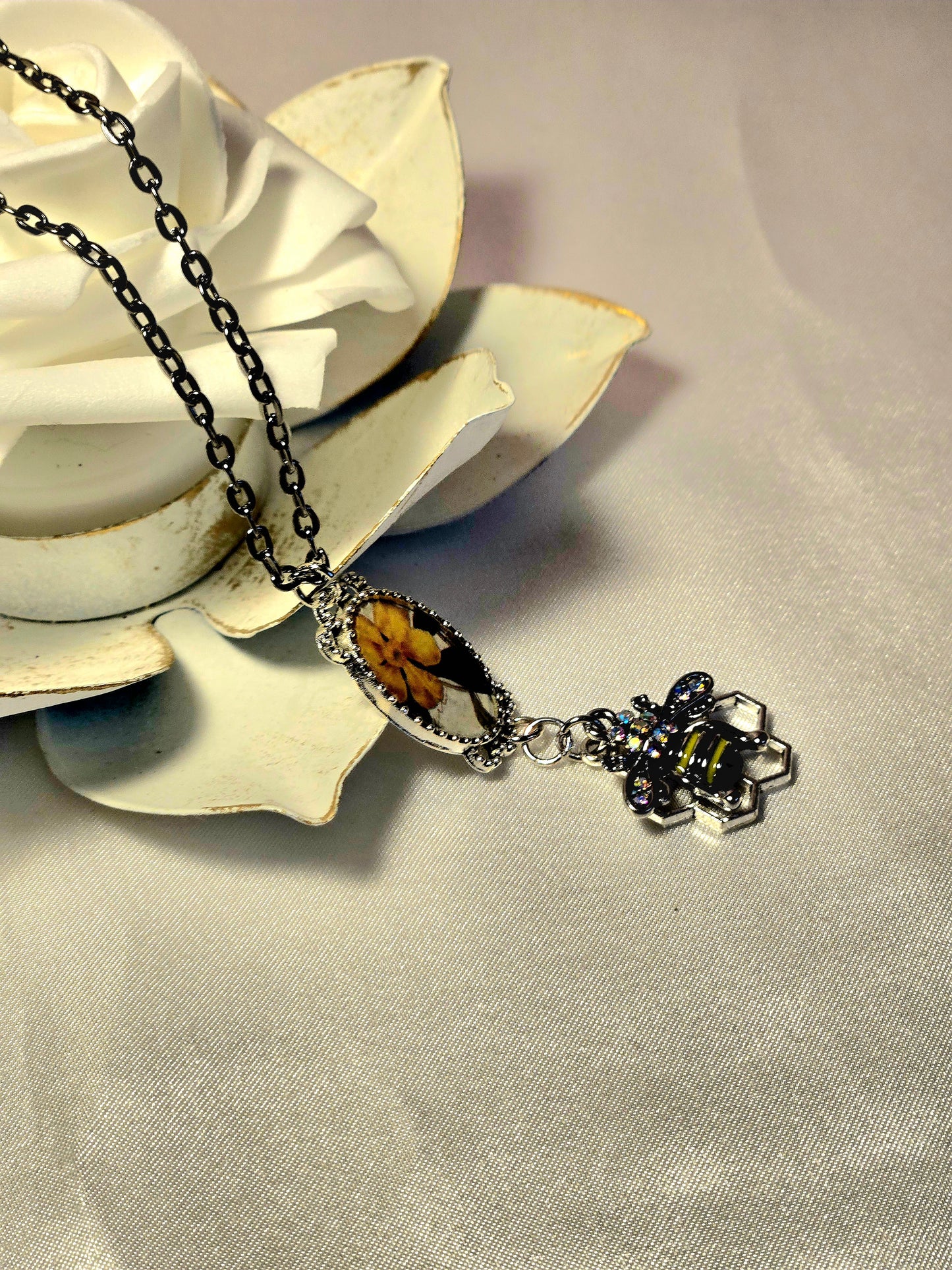 Pressed Flower and Bee Charm Necklace – Nature Inspired Jewelry with Crystal Honeybee and Silver Chain