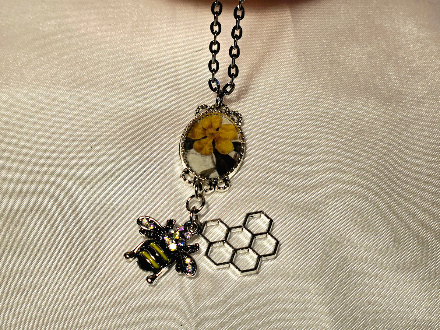 Pressed Flower and Bee Charm Necklace – Nature Inspired Jewelry with Crystal Honeybee and Silver Chain