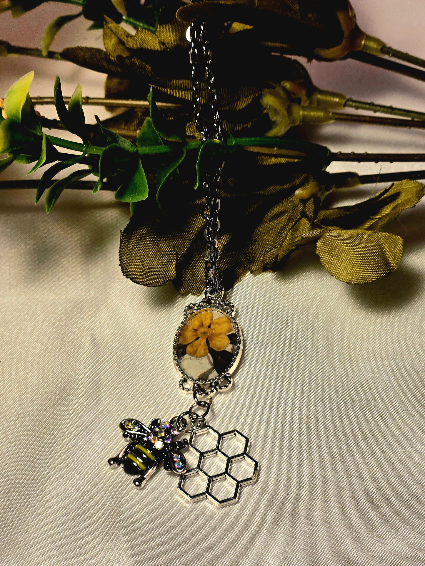Pressed Flower and Bee Charm Necklace – Nature Inspired Jewelry with Crystal Honeybee and Silver Chain