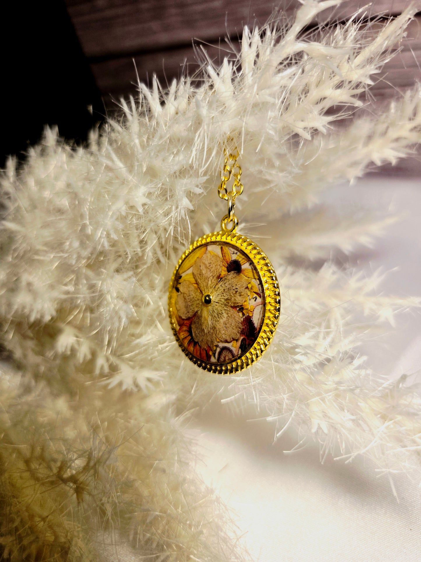 Golden Bloom Necklace – Romantic Pressed Flower Pendant with Pearl Center