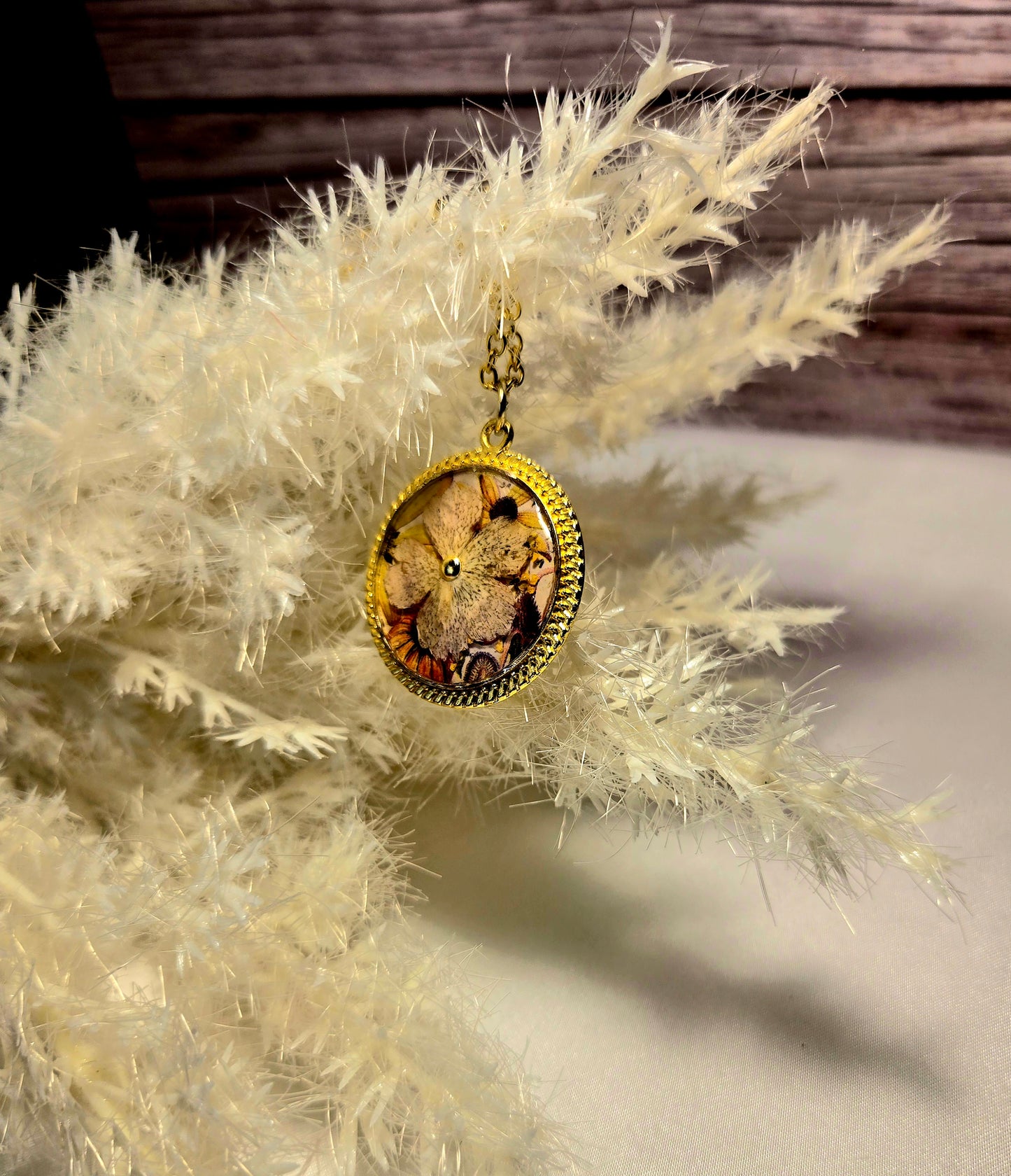 Golden Bloom Necklace – Romantic Pressed Flower Pendant with Pearl Center