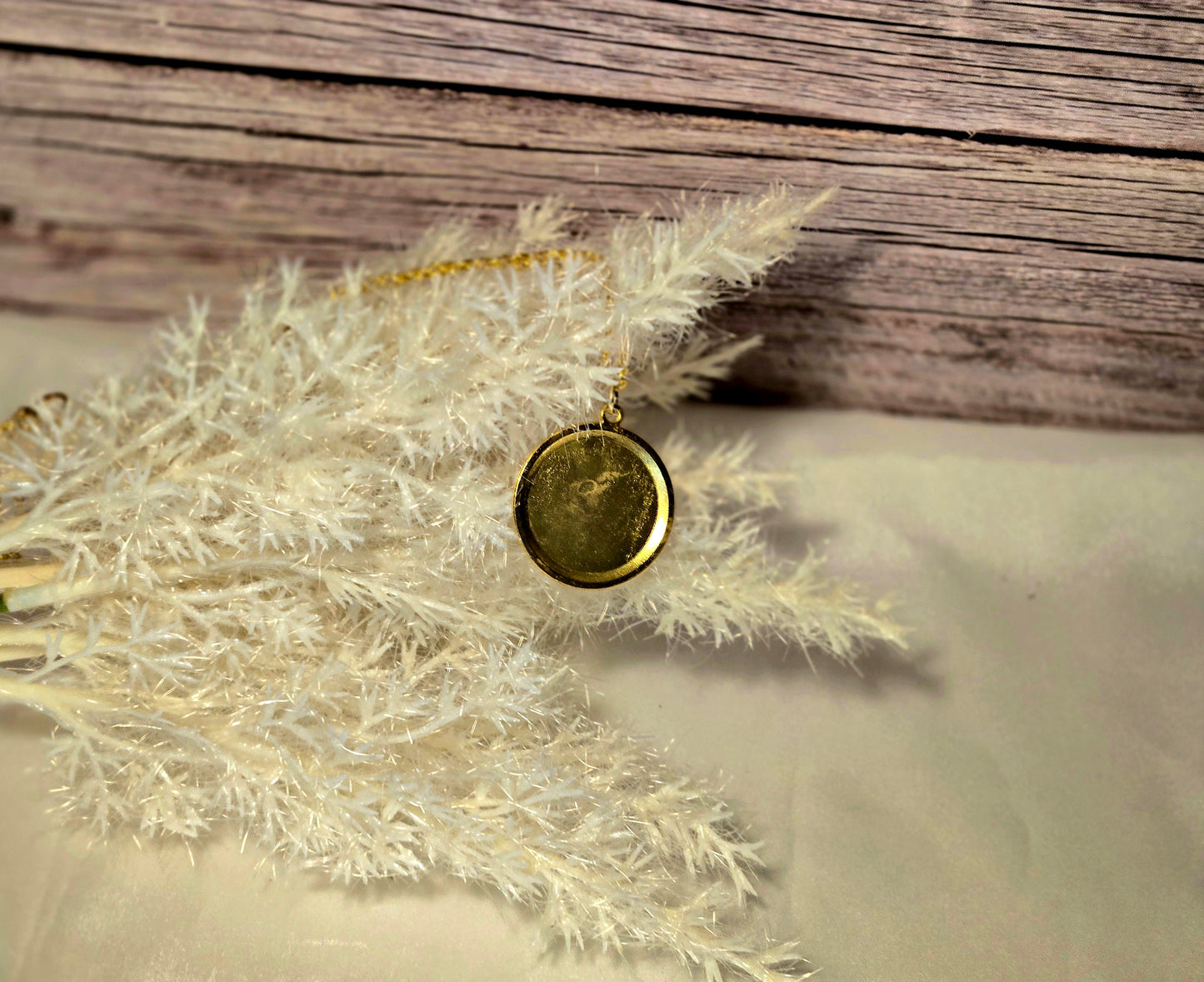 Golden Bloom Necklace – Romantic Pressed Flower Pendant with Pearl Center