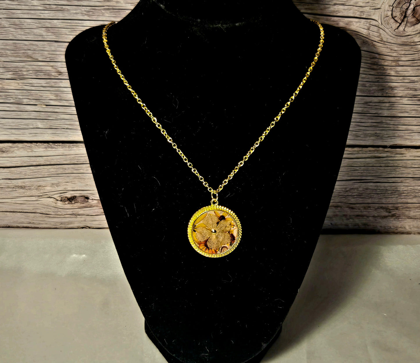 Golden Bloom Necklace – Romantic Pressed Flower Pendant with Pearl Center
