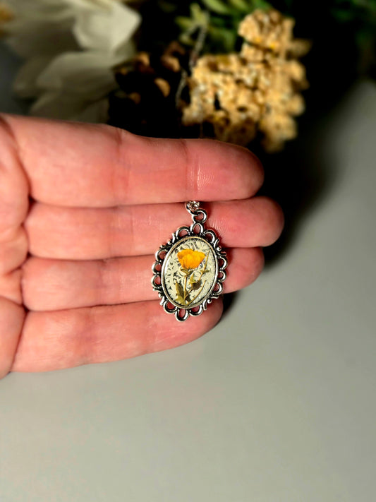 Golden Wildflower Necklace – Vintage Silver Floral Pendant