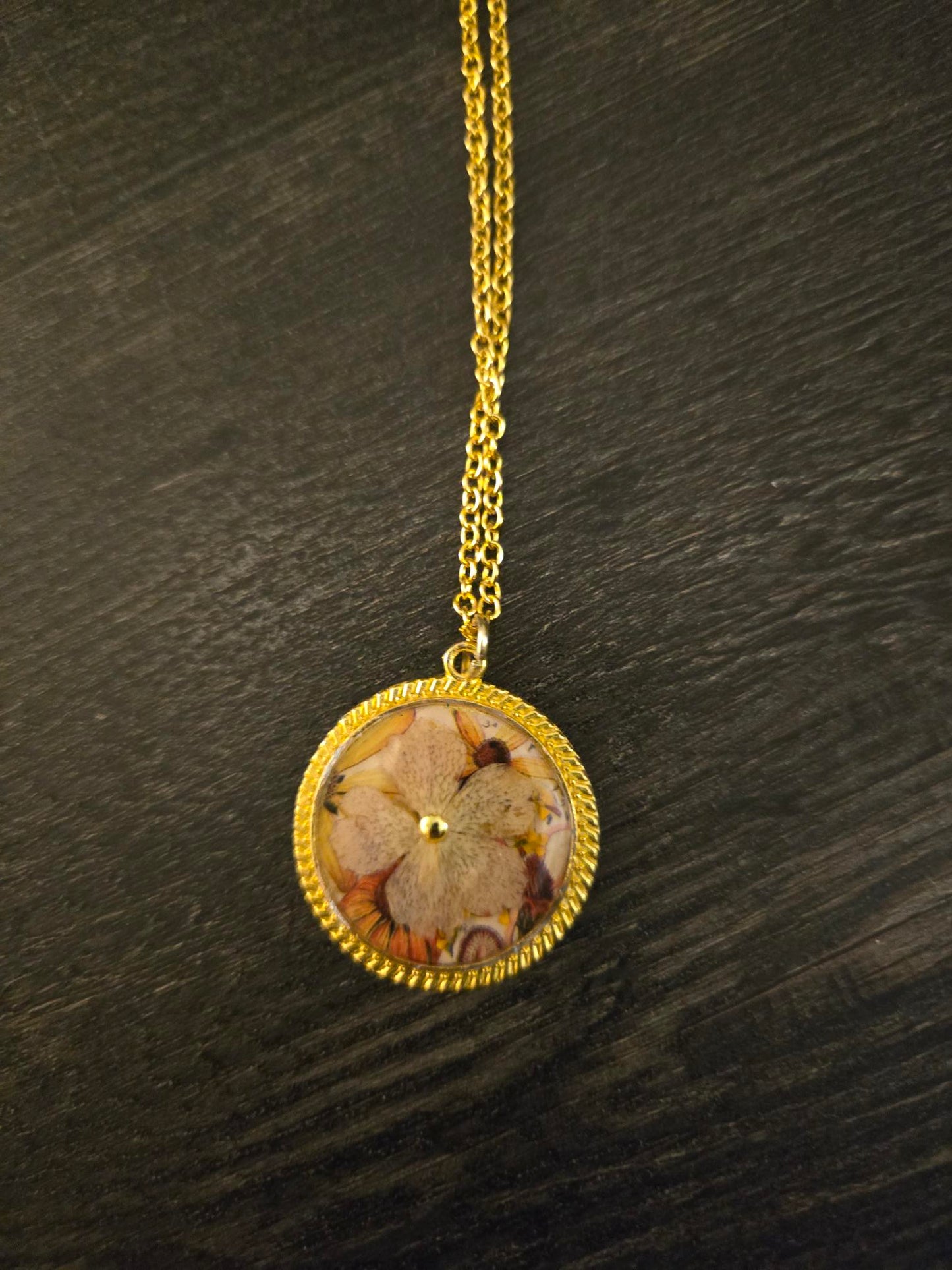 Golden Bloom Necklace – Romantic Pressed Flower Pendant with Pearl Center