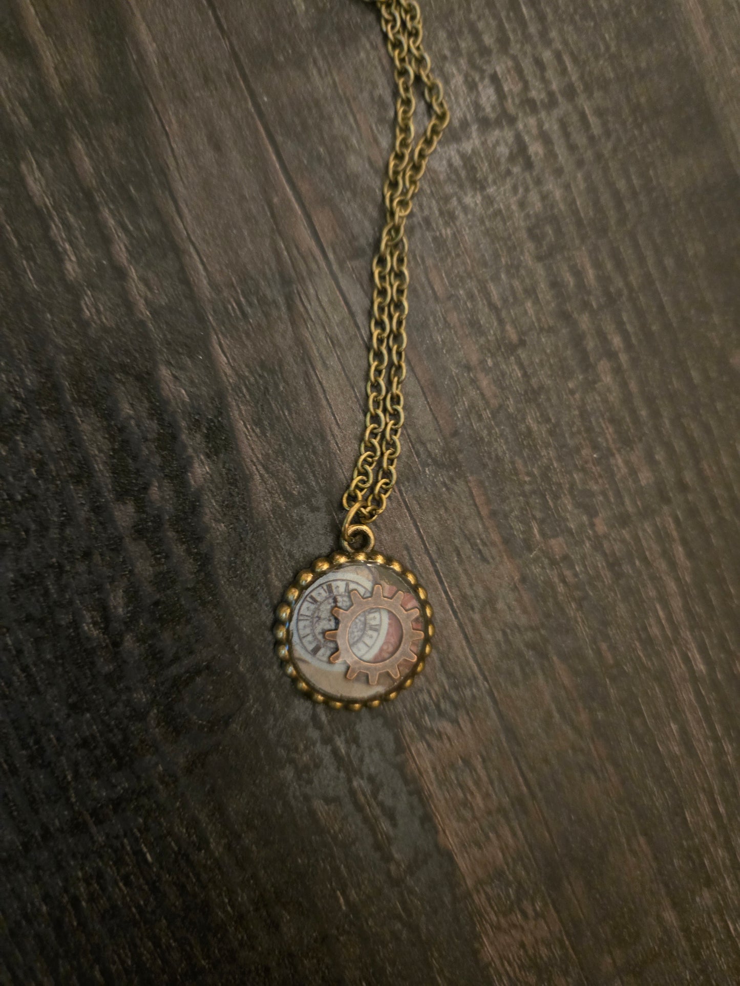 Steampunk Gear Pendant Necklace – Vintage Brass Chain with Clockwork Design – Industrial Style