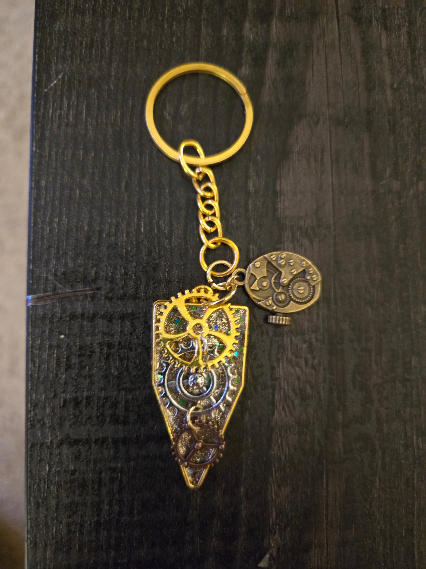 Handmade Steampunk Gear Keychain – Resin & Metal Clockwork Charm
