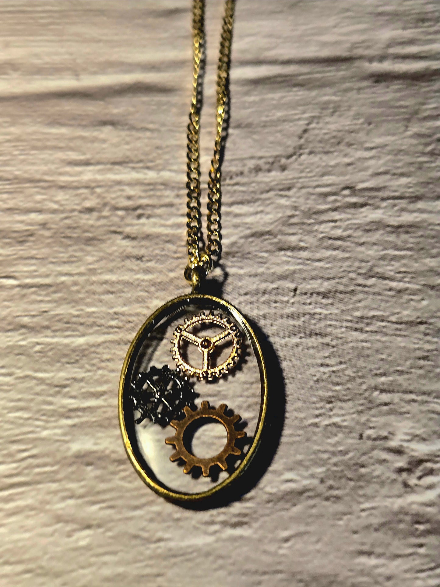 Minimalist Steampunk Gear Necklace – Golden Oval Pendant