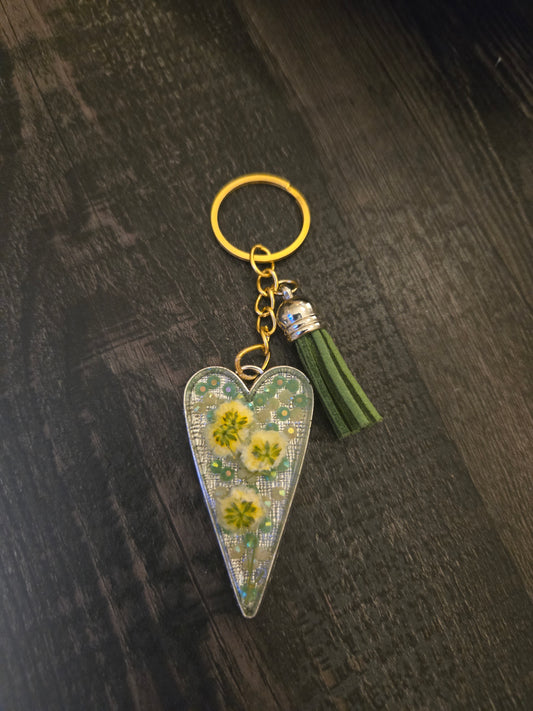Pressed Flower Heart Keychain with Green Tassel – Resin Floral Charm, Handmade Nature Keyring, Botanical Gift for Her