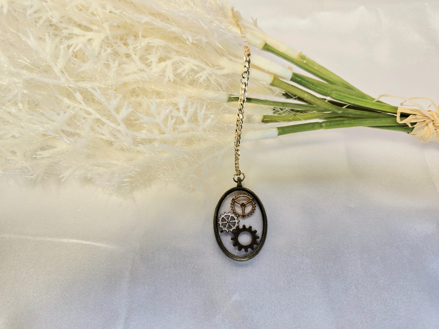 Minimalist Steampunk Gear Necklace – Golden Oval Pendant