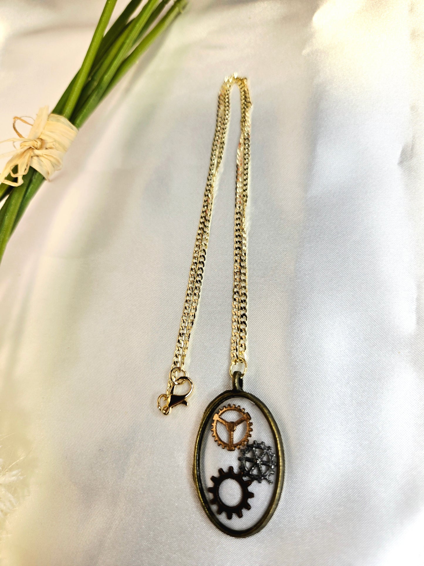 Minimalist Steampunk Gear Necklace – Golden Oval Pendant