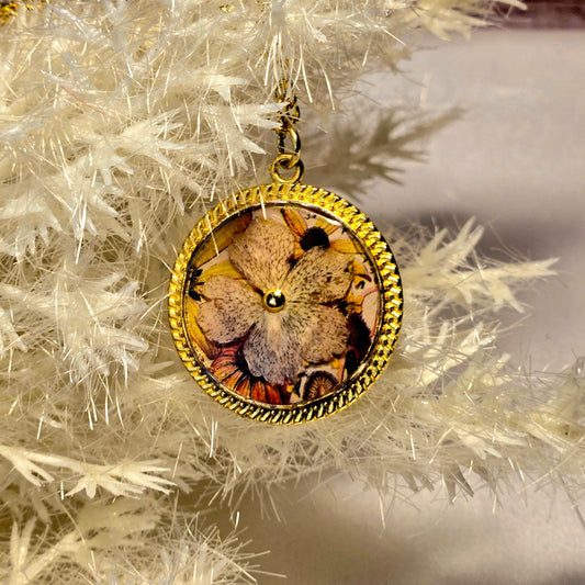 Golden Bloom Necklace – Romantic Pressed Flower Pendant with Pearl Center