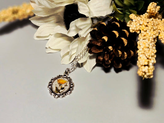 Golden Wildflower Necklace – Vintage Silver Floral Pendant
