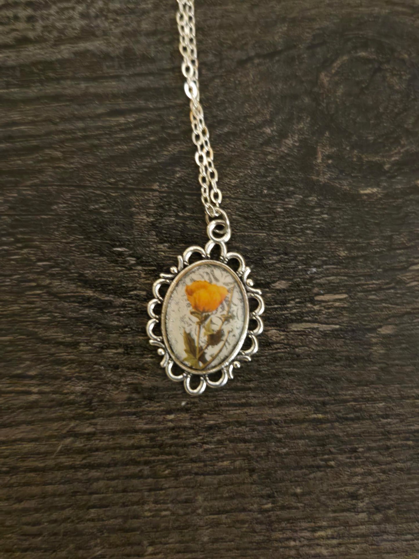 Golden Wildflower Necklace – Vintage Silver Floral Pendant