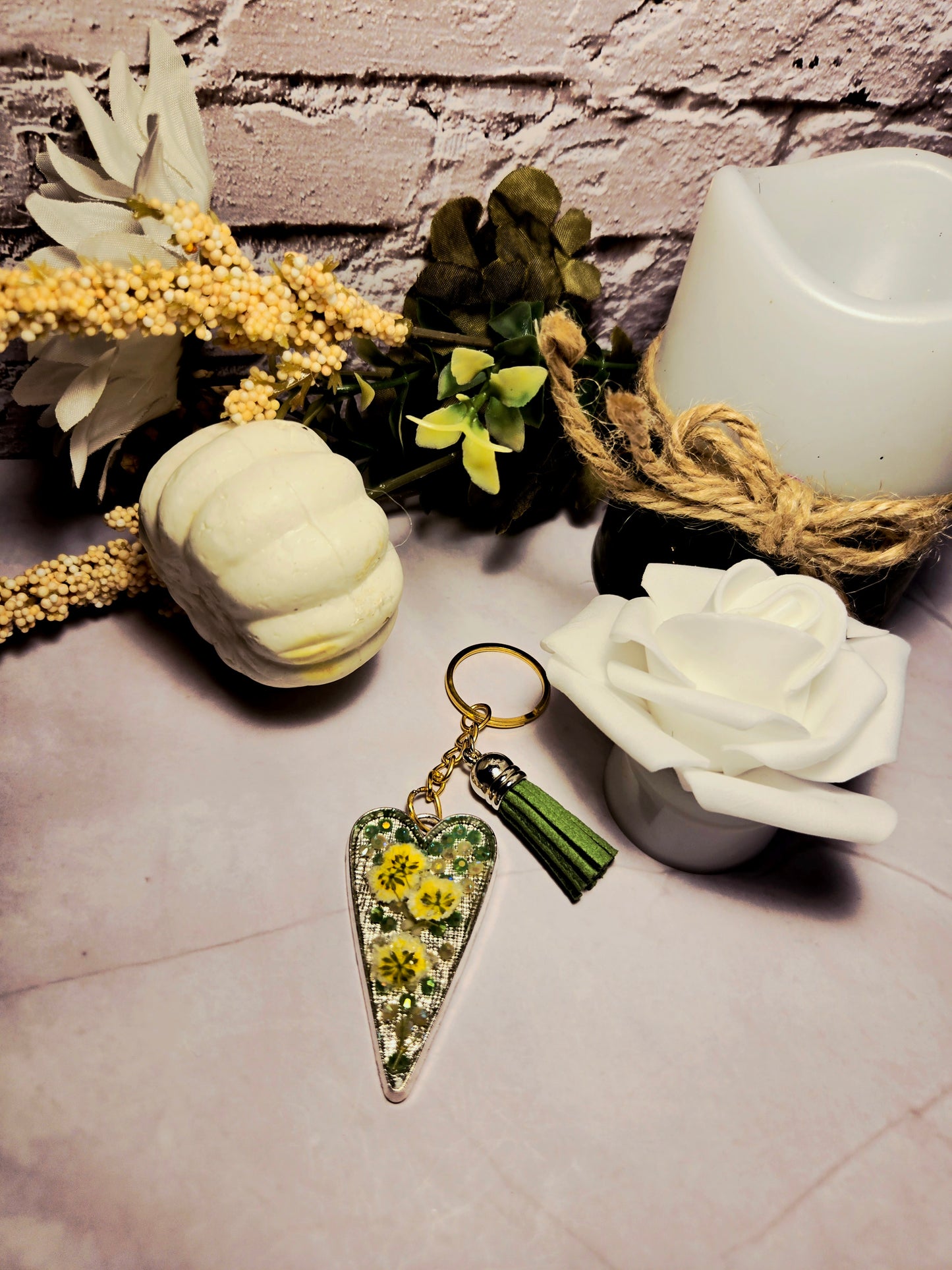 Pressed Flower Heart Keychain with Green Tassel – Resin Floral Charm, Handmade Nature Keyring, Botanical Gift for Her