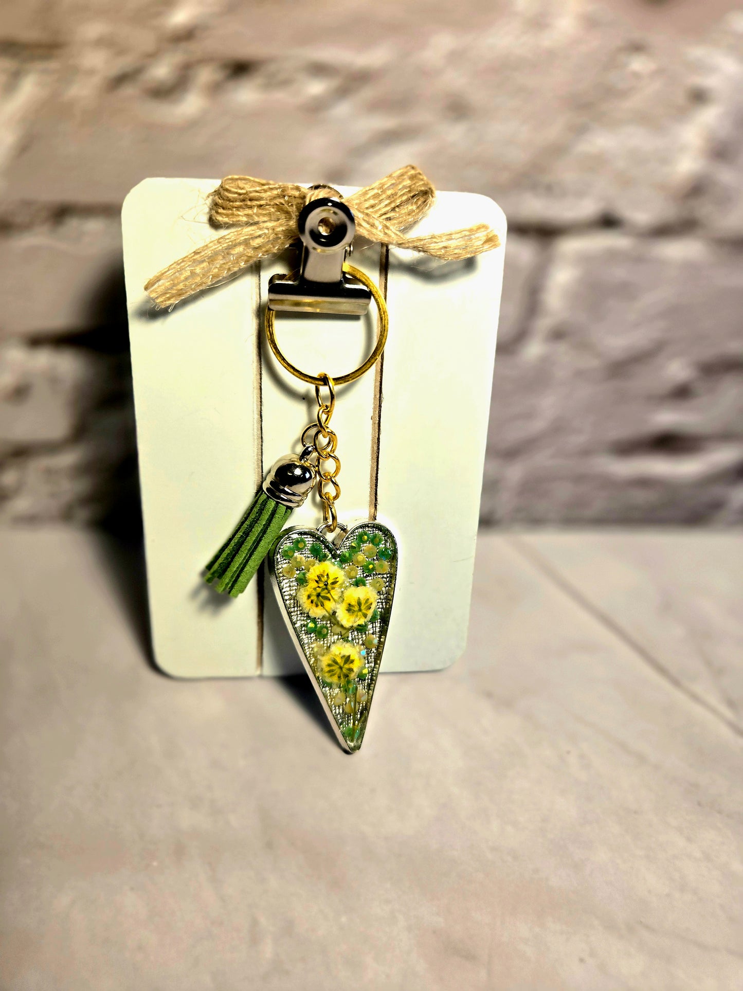 Pressed Flower Heart Keychain with Green Tassel – Resin Floral Charm, Handmade Nature Keyring, Botanical Gift for Her