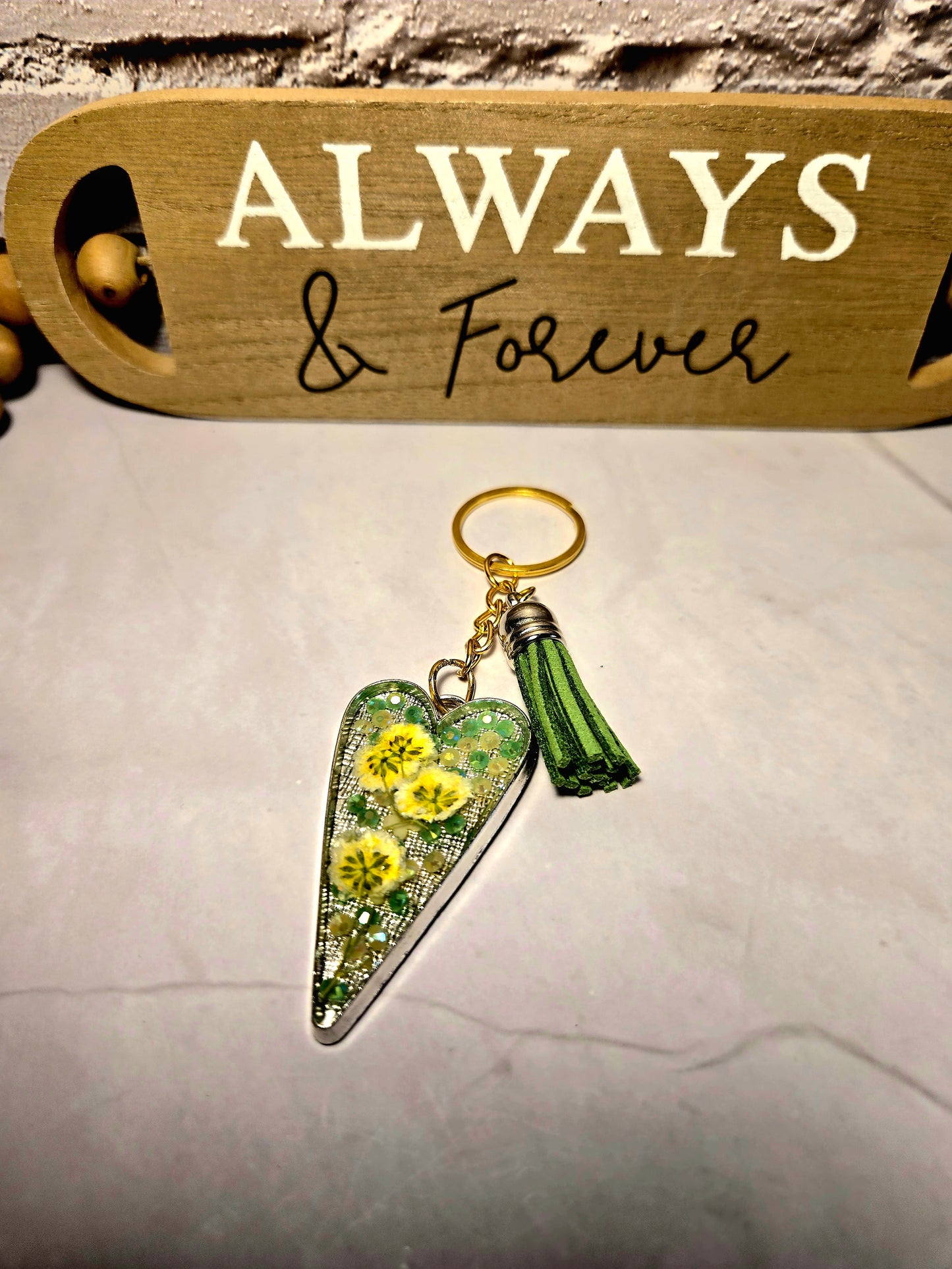 Pressed Flower Heart Keychain with Green Tassel – Resin Floral Charm, Handmade Nature Keyring, Botanical Gift for Her